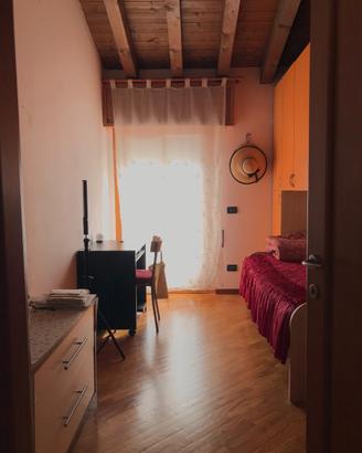 Camera in appartamento trilocale