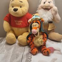 tre peluches Disney varie dimensioni