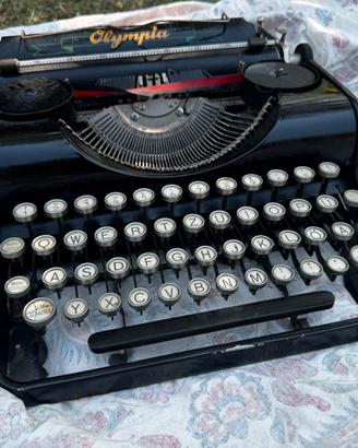 Macchina da scrivere vintage Olympia – tedesca
