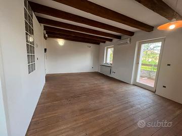 Villa in bifamiliare con comodi spazi