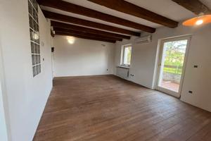Villa in bifamiliare con comodi spazi