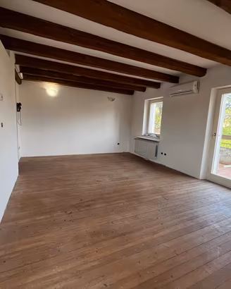 Villa in bifamiliare con comodi spazi