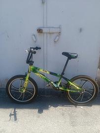 BMX con cerchioni in lega 