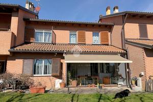 VILLA A SCHIERA A CARATE BRIANZA