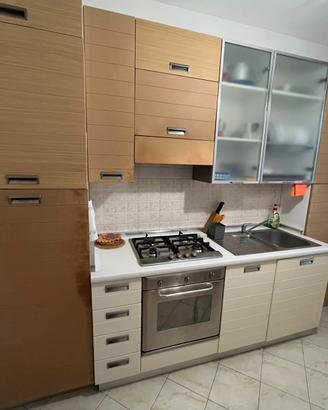 Cucina con eletteodomestici