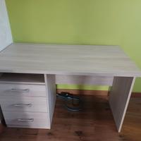 Scrivania, letto, pensile cameretta