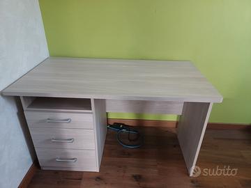 Scrivania, letto, pensile cameretta