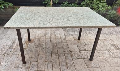 Tavolo con piano in granito e struttura in ferro