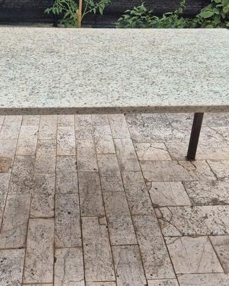 Tavolo con piano in granito e struttura in ferro
