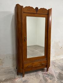 Armadio antico in legno con specchio