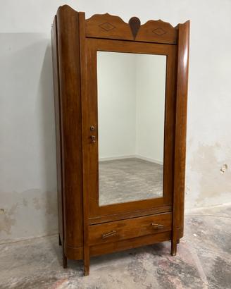 Armadio antico in legno con specchio