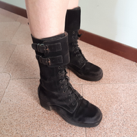 Stivaletti in camoscio nero