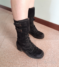 Stivaletti in camoscio nero