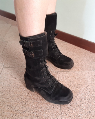 Stivaletti in camoscio nero