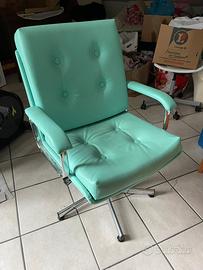 Sedia  girevole azzurra imbottita