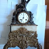 scultura con orologio antico 