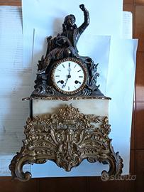 scultura con orologio antico 