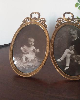 Doppia cornice ovale in ottone con foto d'epoca