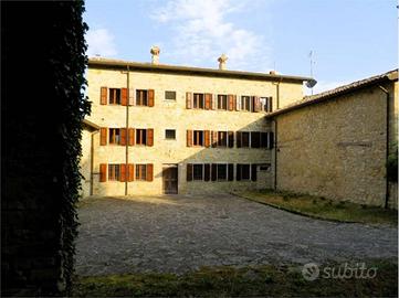 Casa indipendente di 230 m² con più di 5 locali a 