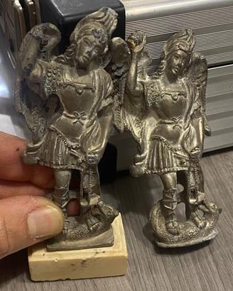  due statuette