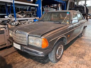 Mercedes 220d anno 1978 con passaggio di proprietà