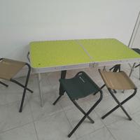 tavolo da campeggio con sgabelli