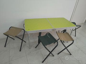 tavolo da campeggio con sgabelli