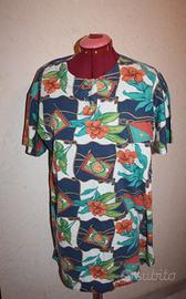 T-shirt floreale con bottoncini