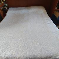 copriletto matrimoniale fatto con l'uncinetto 