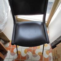 3 sedie poltroncine pelle nere permuto