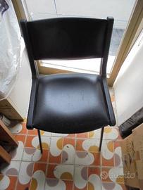 3 sedie poltroncine pelle nere permuto