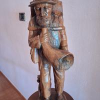 statua viandante in legno