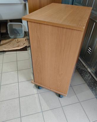 mobiletto con ante in vetro