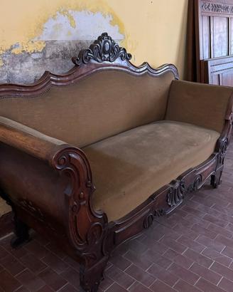 Divano antico in noce
