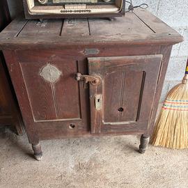 Ghiacciaia in legno vintage