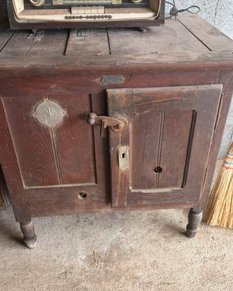 Ghiacciaia in legno vintage