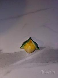 Calamita a forma di limone in ceramica vietrese