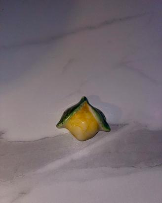 Calamita a forma di limone in ceramica vietrese