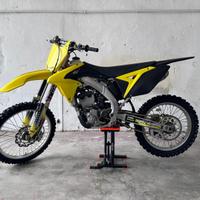 Suzuki RM-Z 250 4T 2018 + gomme nuove + plastiche