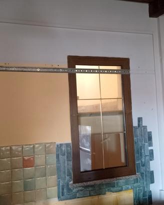 finestra i PVC con vetro antisfondamento 