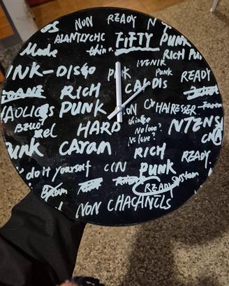 orologio da parete bianco e nero 