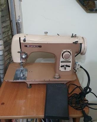 Macchina da cucire vintage elettrica