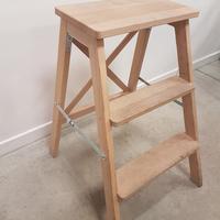 sgabello in legno chiaro 