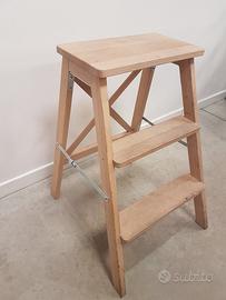 sgabello in legno chiaro 