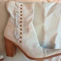 Stivaletto in pelle scamosciata