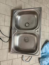 Lavello due vasche in acciaio con rubinetto