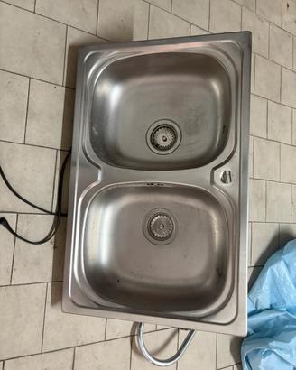 Lavello due vasche in acciaio con rubinetto