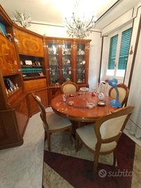 soggiorno con tavolo e sedie