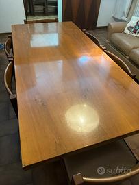 Tavolo e sedie in noce