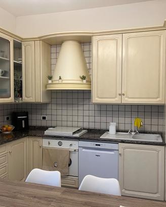 Cucina con elettrodomestici